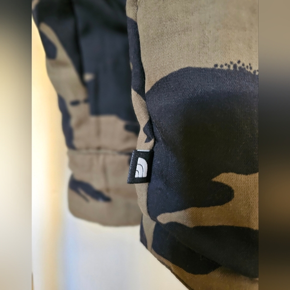 Men's North Face Reversible Jacket - Picture 7 of 8